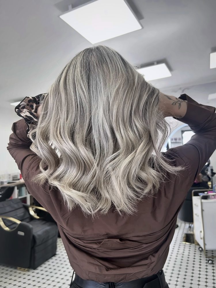 Blond polaire ondulé réalisé chez Maison La Coiffeuse à Fougères